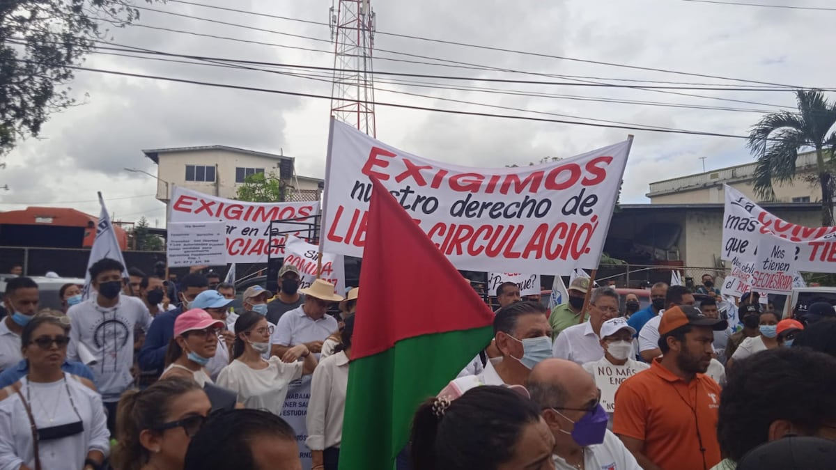 Chiricanos hacen largas filas para obtener combustible y gas licuado