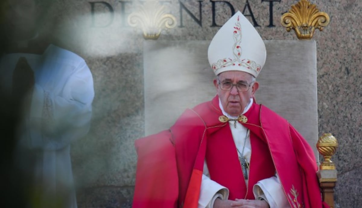 Papa Francisco bendice palmas en comienzo de Semana Santa