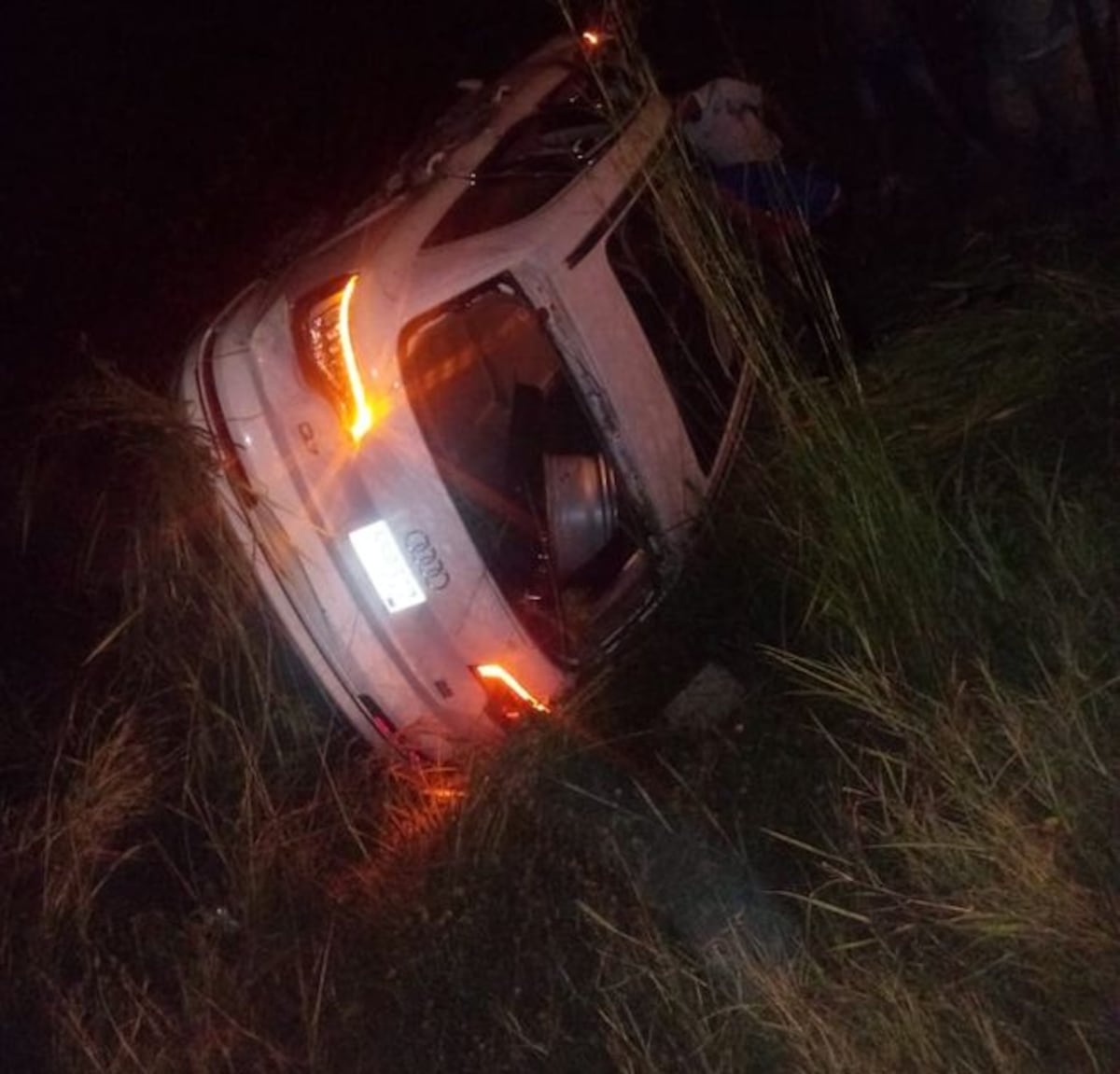 Un auto se vuelca en plena autopista Arraiján - La Chorrera