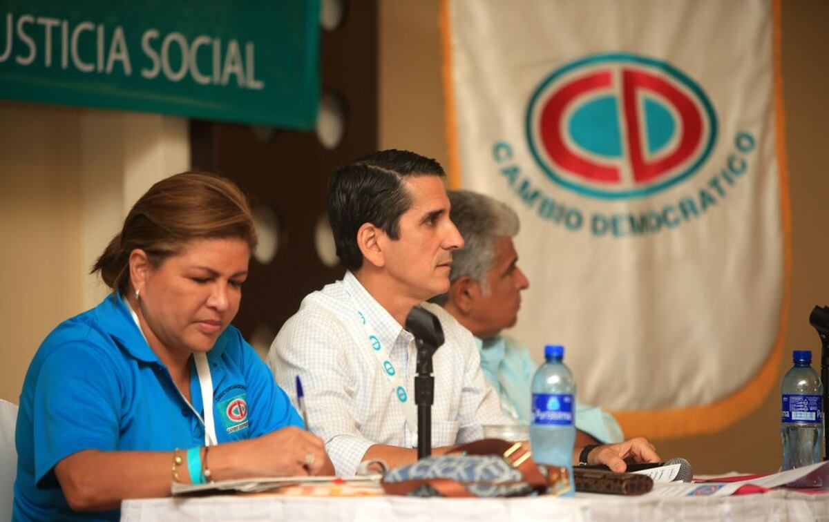 Alma Cortés suelta candela contra Rómulo Roux