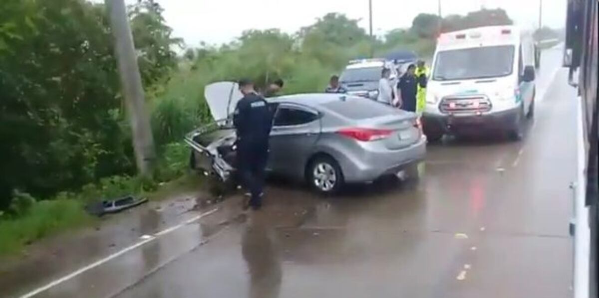 Choca contra un poste y queda atrapado en su auto en Las Garzas | VIDEO