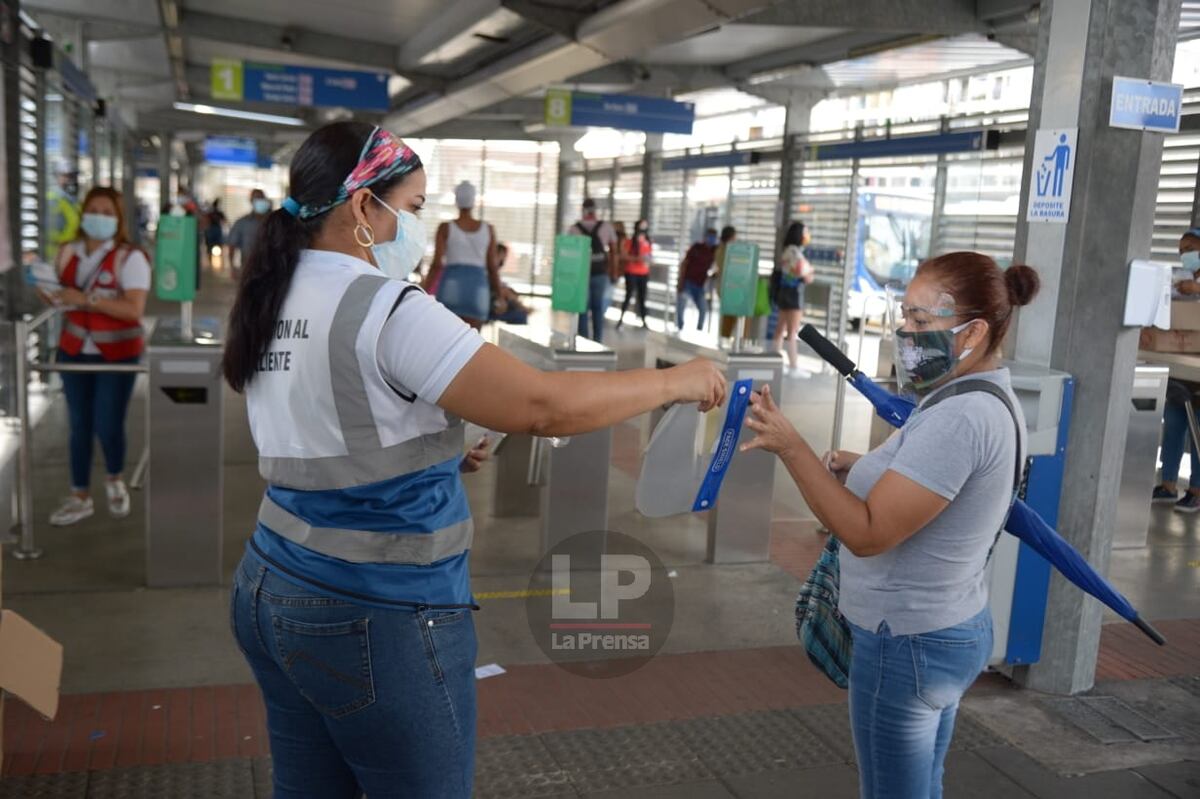 El Metro informa que uso de mascarilla y pantalla facial es obligatorio en el transporte público