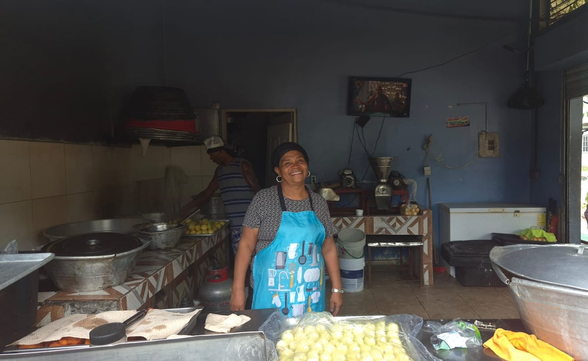 El verdadero rostro de Curundú: emprendedora lleva 38 años vendiendo bollos y ya tiene una hija en la universidad 