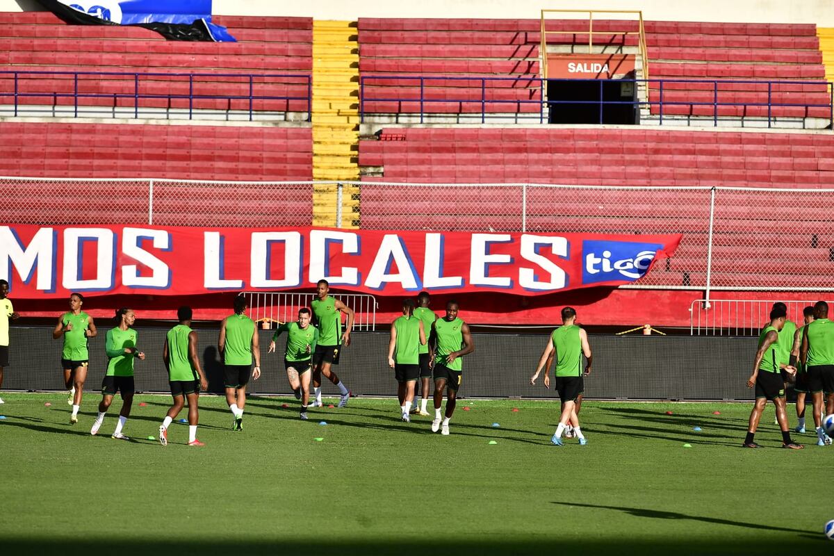 Jamaica prueba la grama del Rommel Fernández