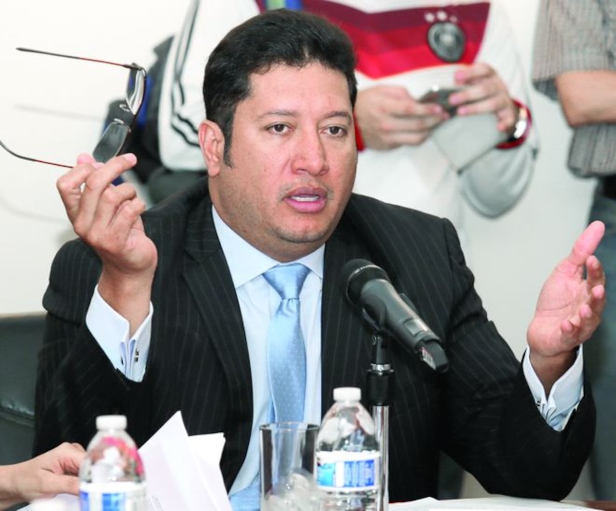 ¡SANTO! Diputado justifica la compra de autos de lujo para la Asamblea Nacional 