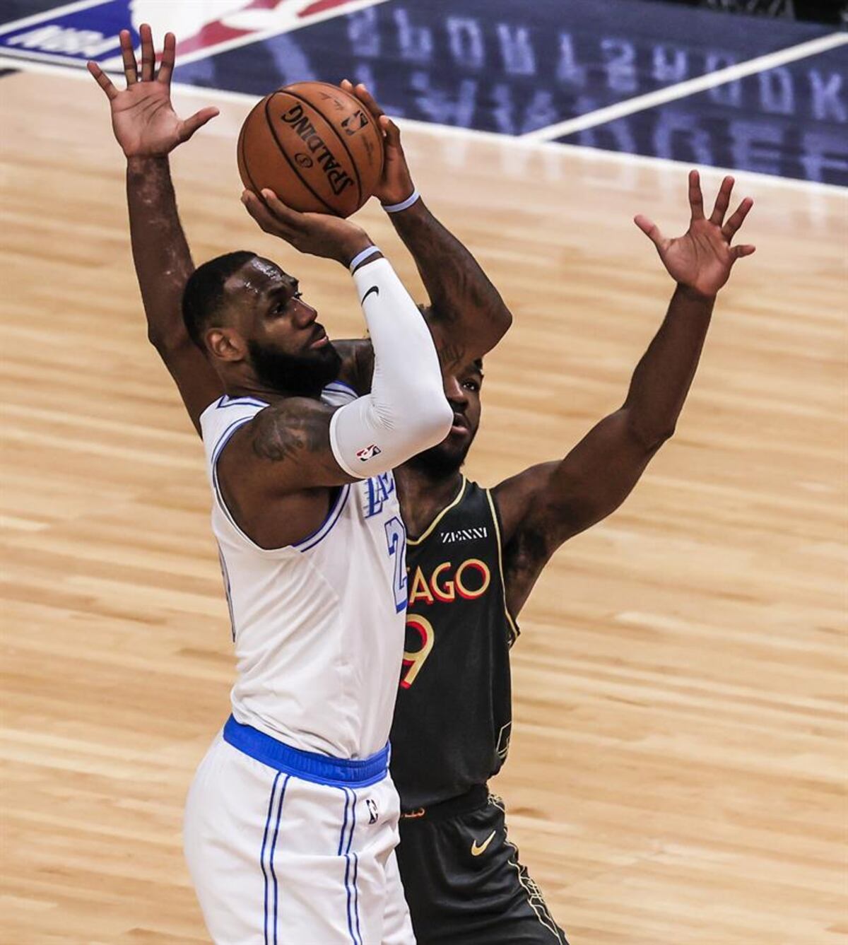 LeBron James anota 46 puntos en noche de recuerdos y con dos árbitras que hacen historia