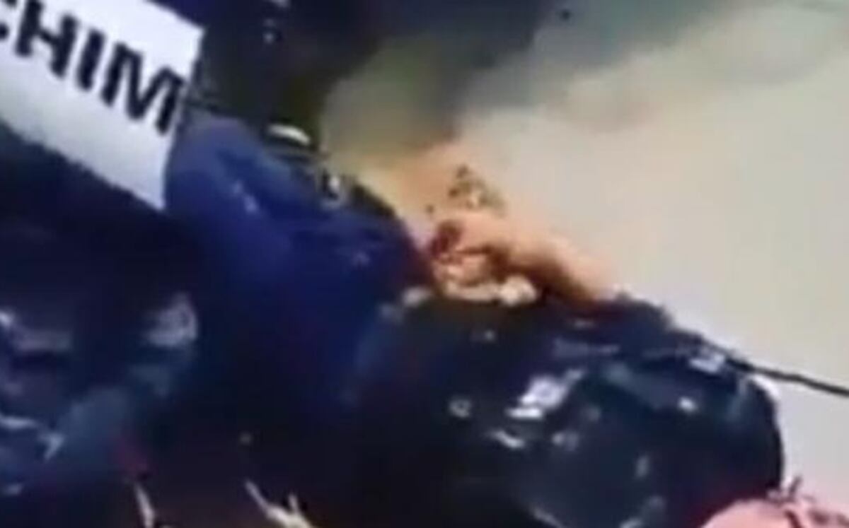 Policías chocan patrulla y nadie los ayudó, prefirieron grabarlos | Video