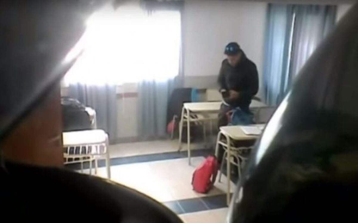 Graban a profesor robando a sus alumnos durante el recreo [VIDEO]