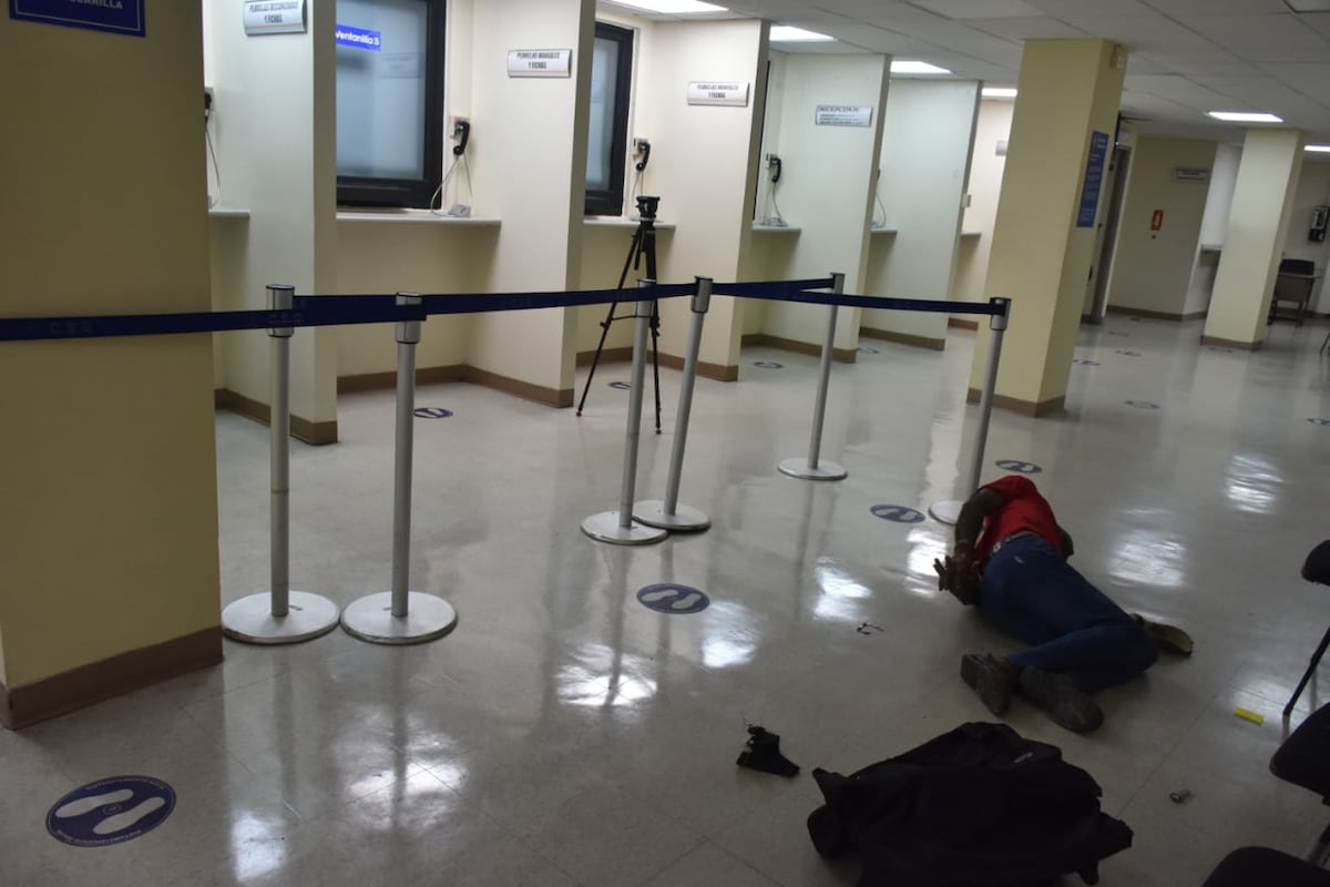 Se ocultaba en el baño. Capturan a hombre escondido en área de cobros de la Dirección de Ingresos de la CSS