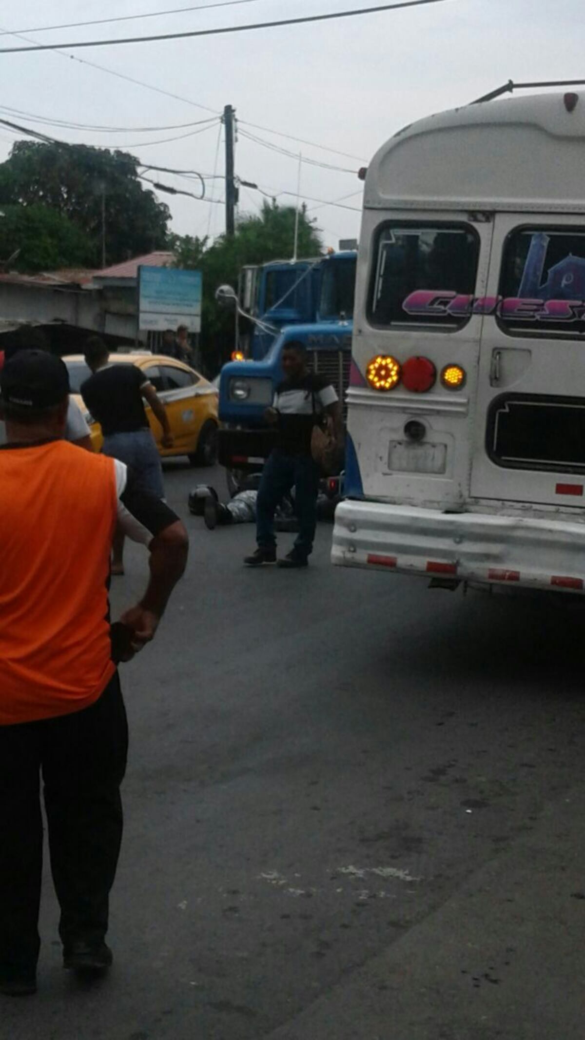 Lince mujer de la policía muere aplastada por un camión al caer de la moto