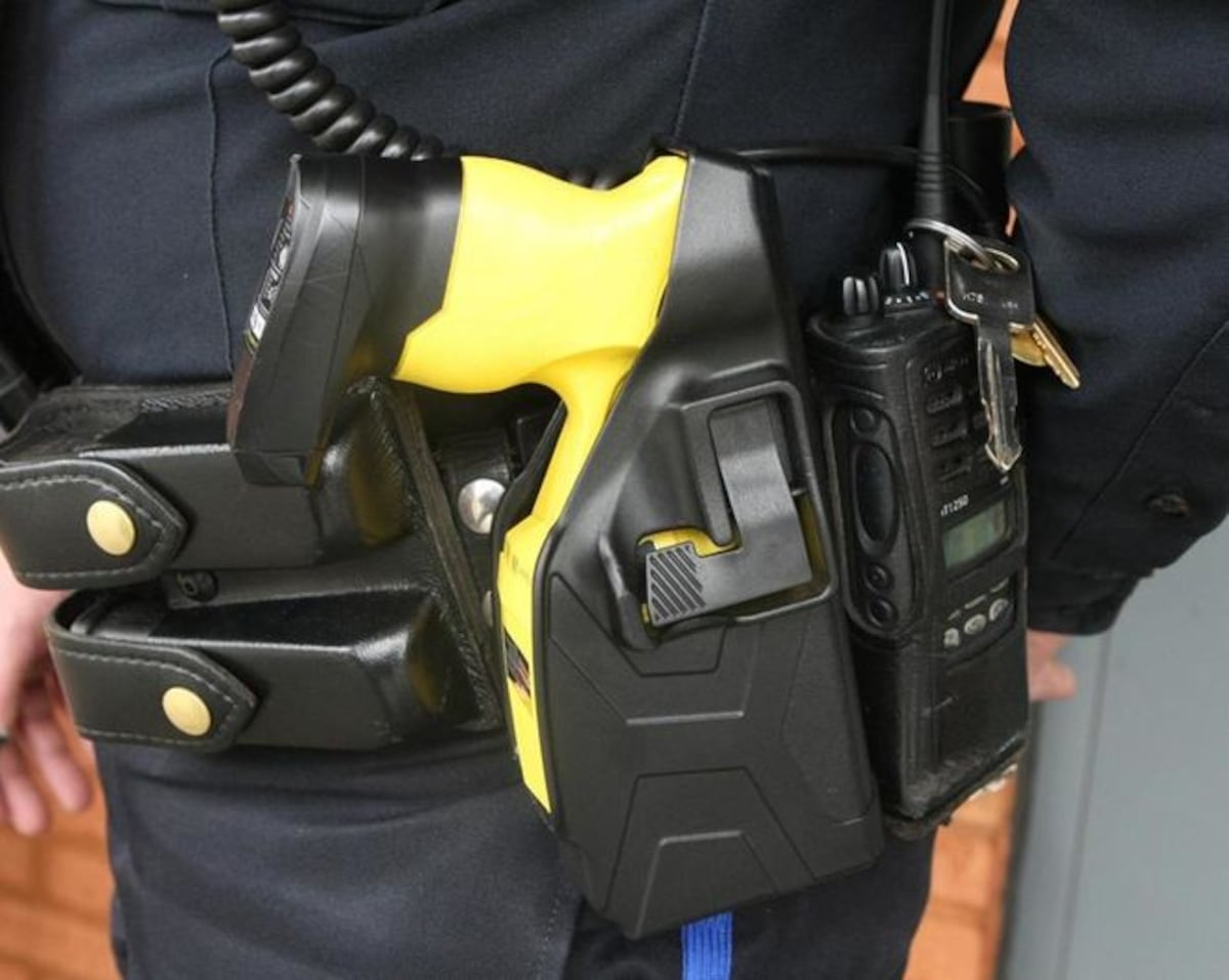 ¡Ay papá! No te pases de listo, la Policía Nacional empezará a usar el 'taser'