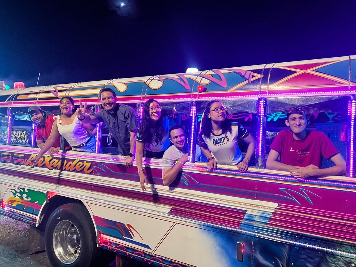 Neón Party: Una noche llena de fe y diversión en la Parroquia San Mateo