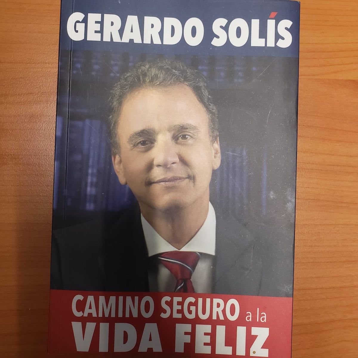 El contralor ‘feliz’ prepara un nuevo libro, pero la ciudadanía exige mayor fiscalización