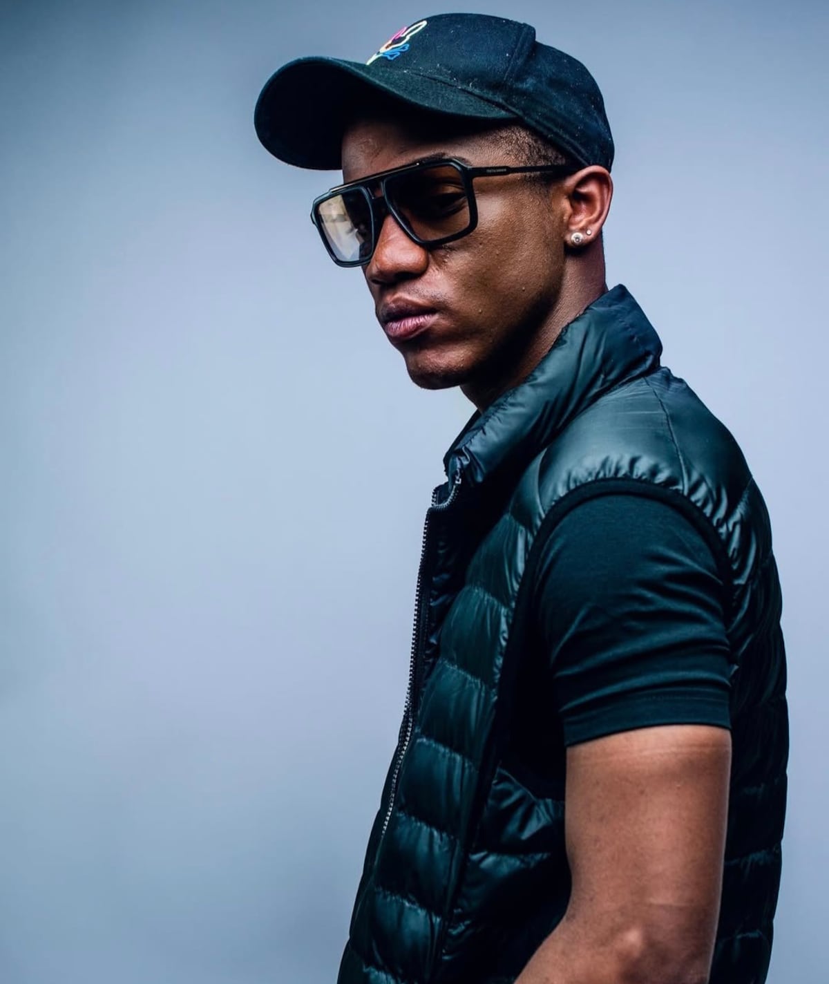 Cantante El Barbel seguirá detenido pese a acuerdo con la víctima