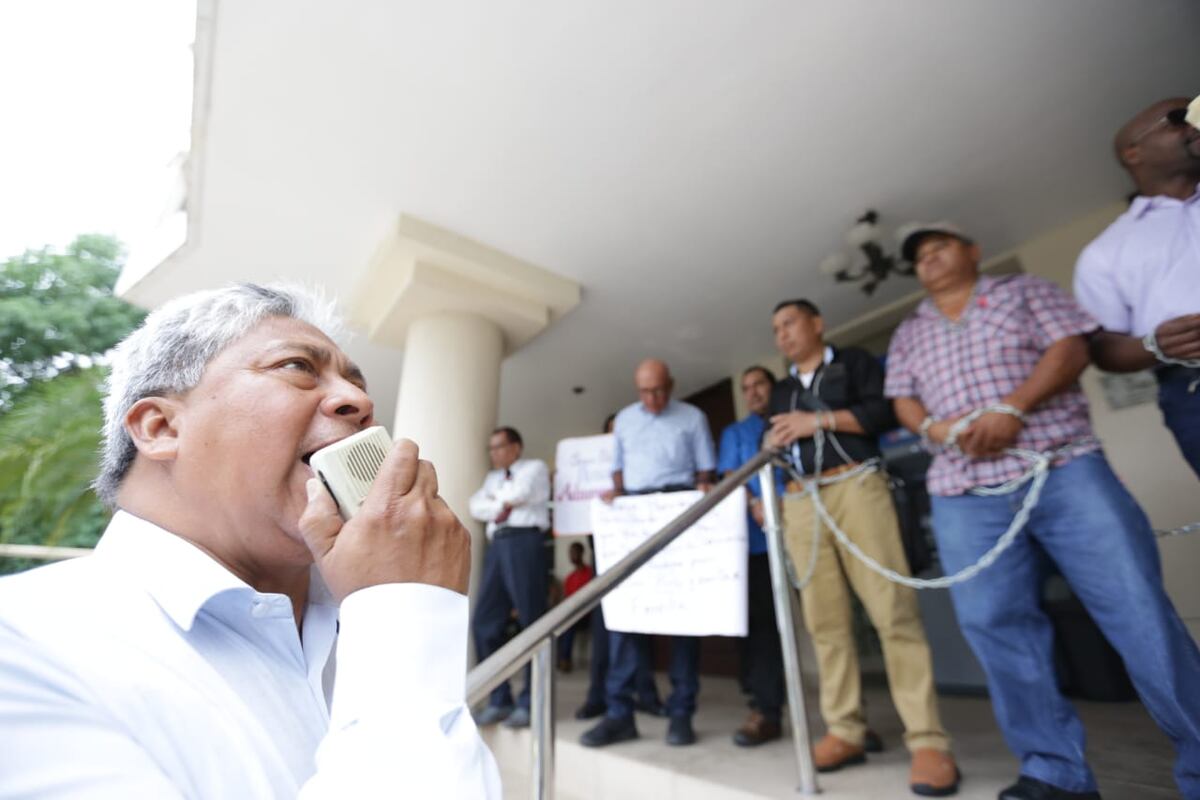 Aduaneros se encadenan en escalinatas de la Corte