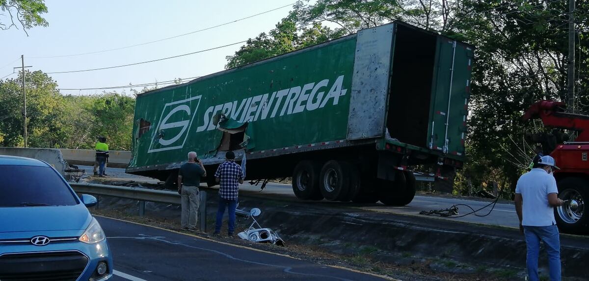 Camión cae puente abajo en Chame. Conductor aparentemente se durmió en el volante