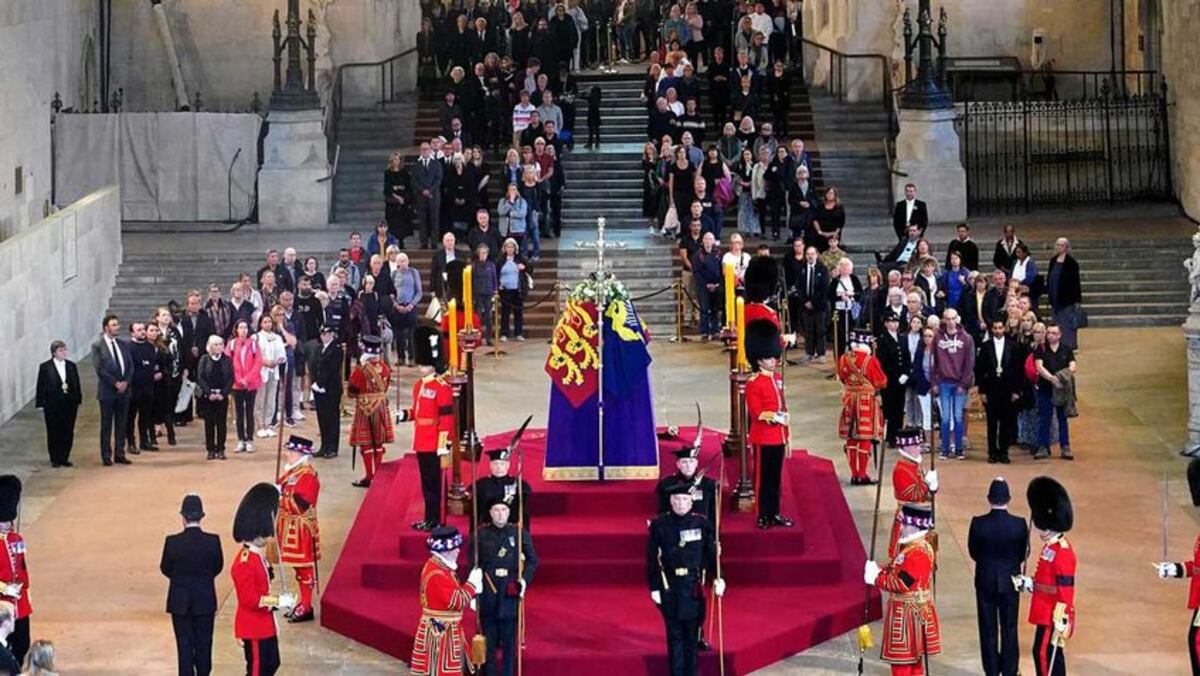 Reabren la fila para ver a Isabel II y advierten que la espera podría llegar a 24 horas