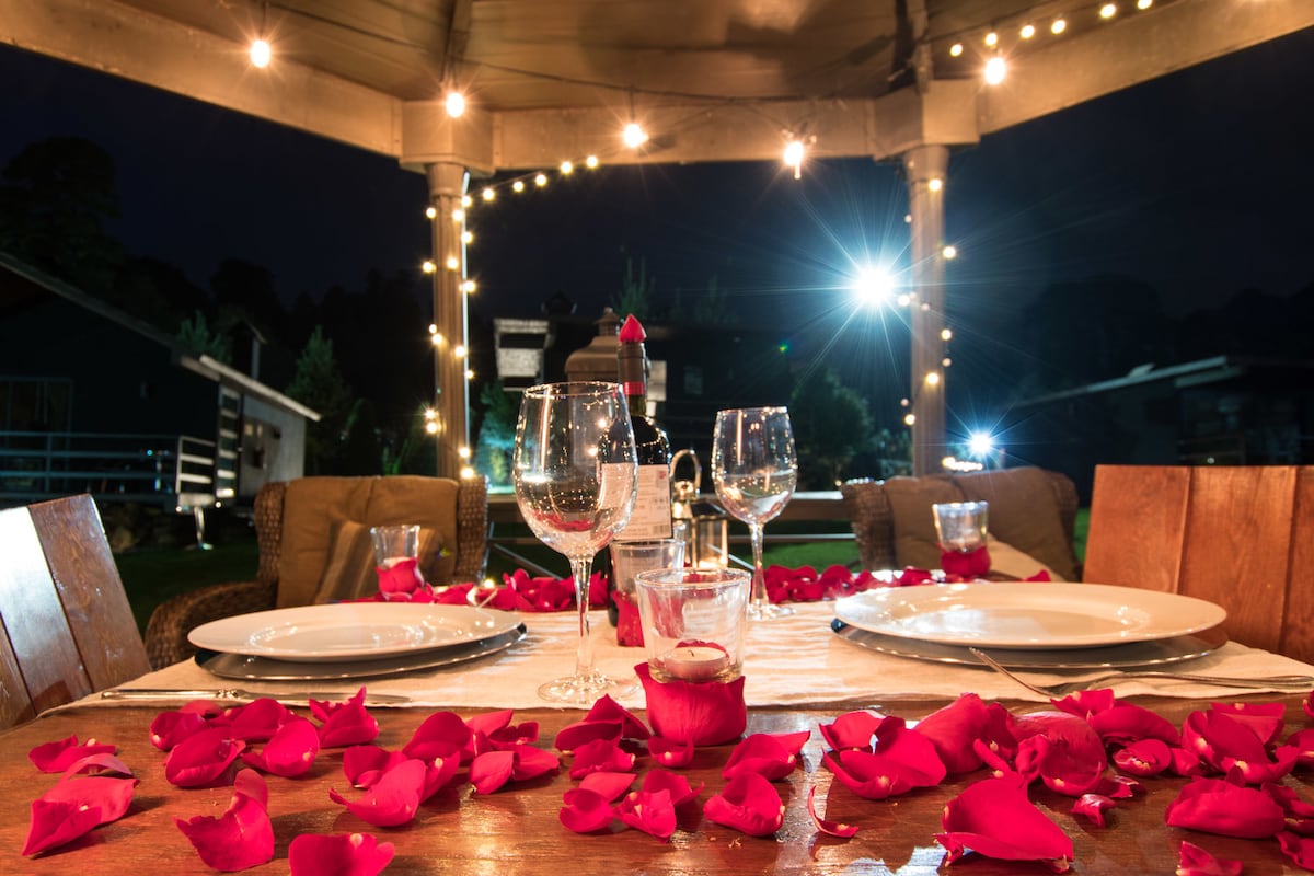 Pareja finge propuesta de matrimonio en restaurante para obtener bebidas gratis