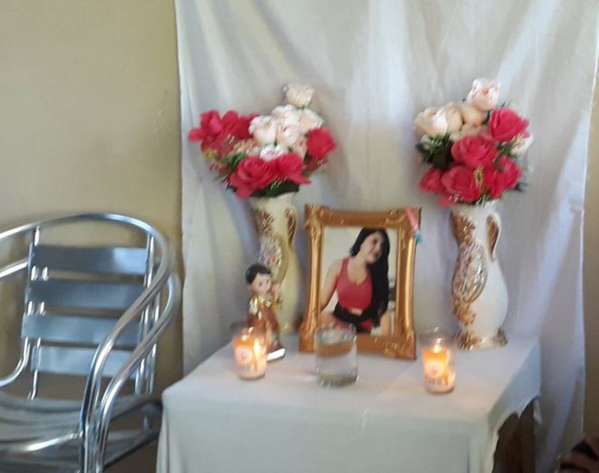 ¡AY, SANTO! Asesinan a una joven en el sofá de su casa. Un policía involucrado 