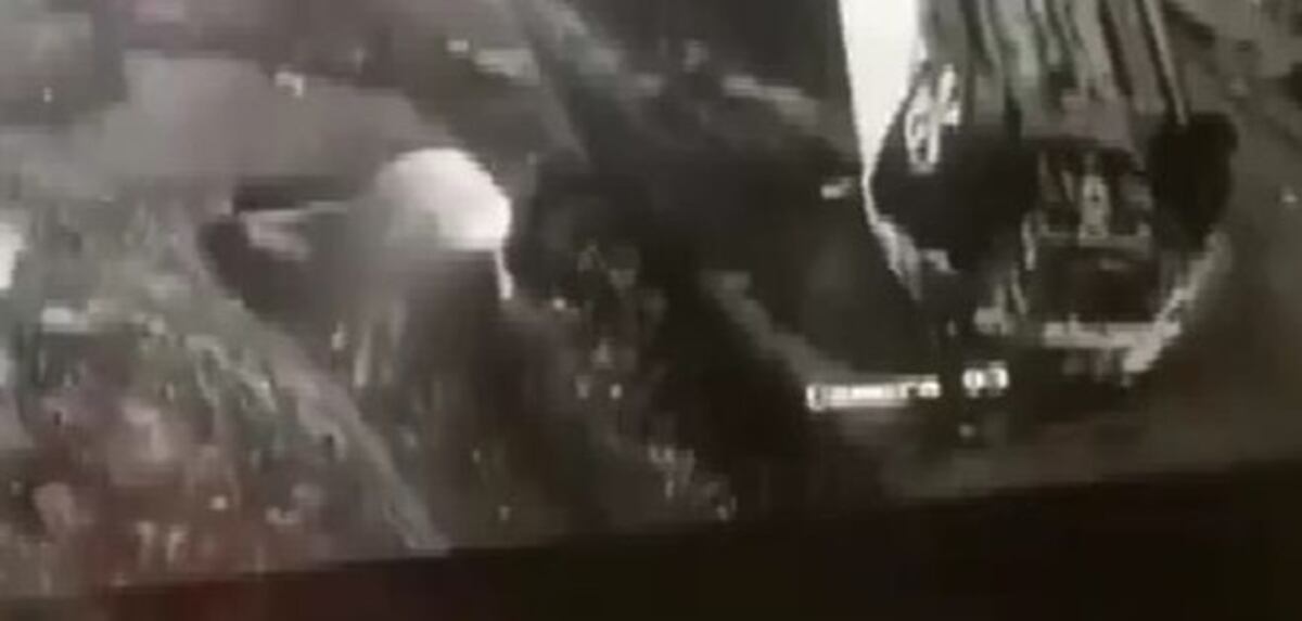 Una niña se sale del carro en marcha al escapar de balacera | Video