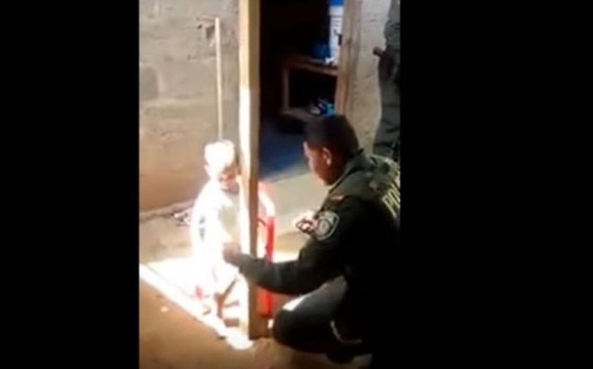 CIRCULA VIDEO. Mujer castiga a niño de 3 años amarrándolo a un poste