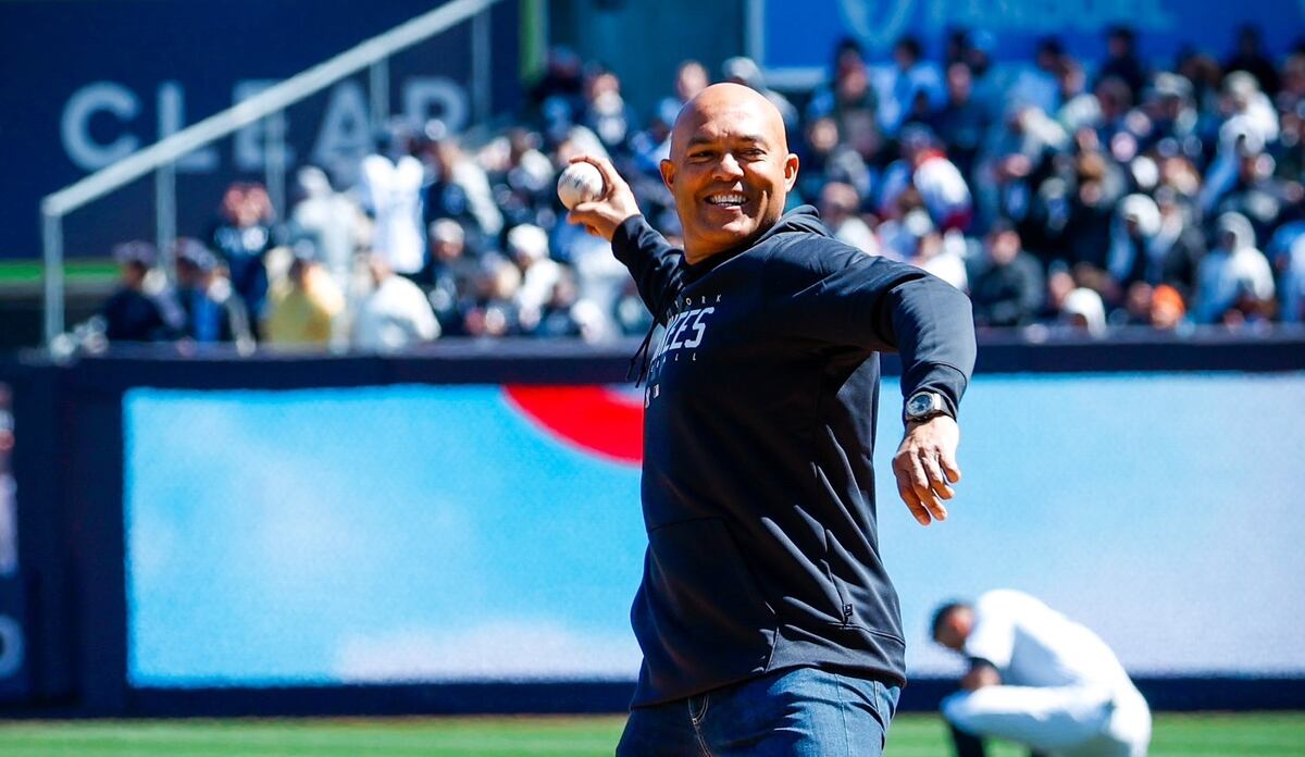Mariano Rivera hace el lanzamiento de honor en la jornada inaugural de las Grandes Ligas