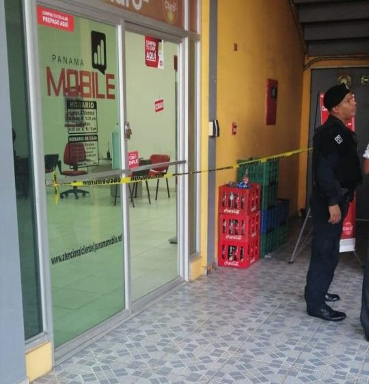 Encapuchados asaltan a telefónica en plaza comercial