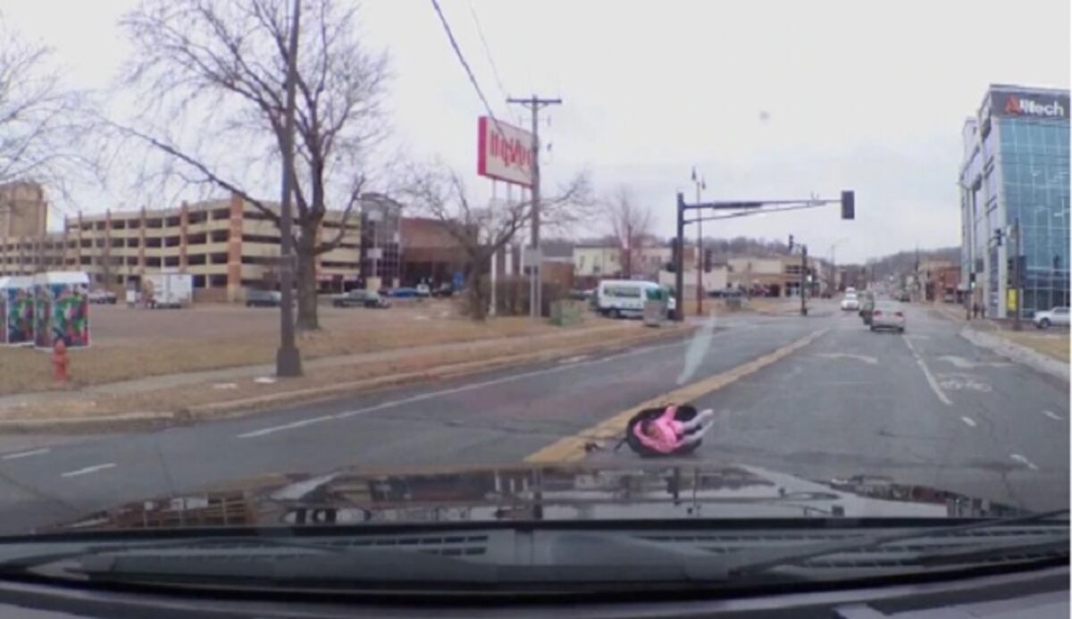 Captan el momento en el que bebé sale disparada de un automóvil 