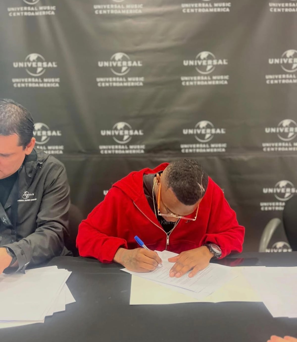 ¡Gloria a Dios! El Barbel firma con Universal Music Centroamérica tras meses de polémicas y procesos legales: ‘Sueños millonarios’