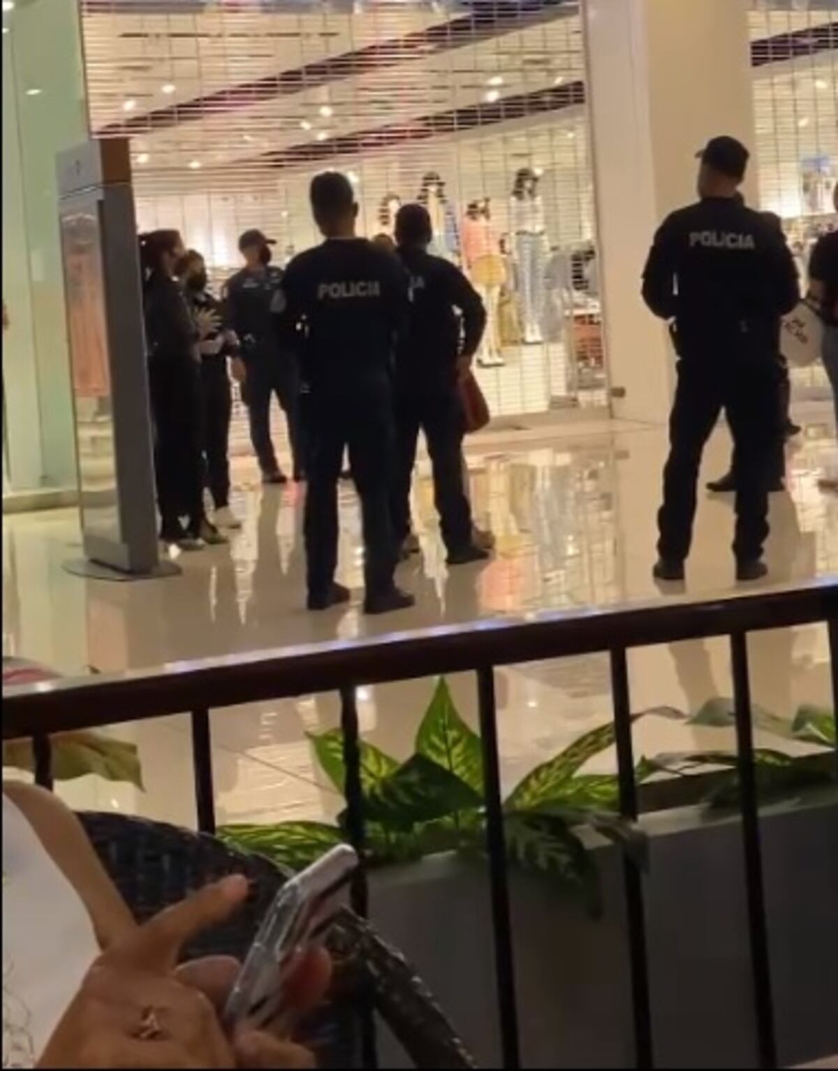 Usaban una niña para sus fechorías. Los capturan tratando de hacer compras sin pagar en un ‘mall’