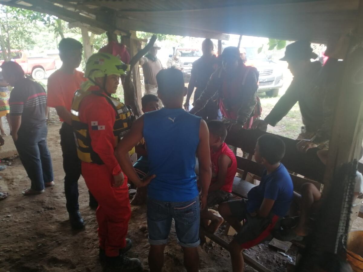Impresionante. Encuentran con vida a las 3 personas que habían sido arrastradas por una cabeza de agua. Video 