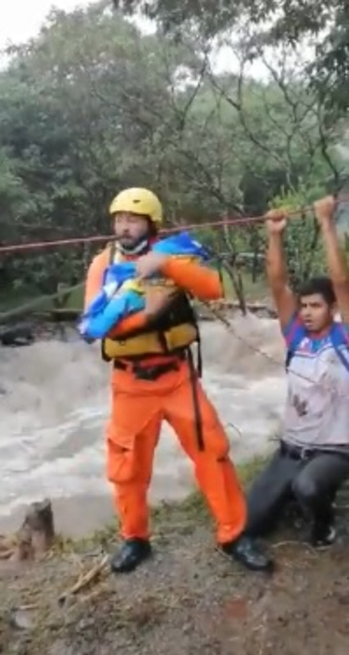 Rescatan a 4 bebés y a su madre en medio de lodazal en Chiriquí