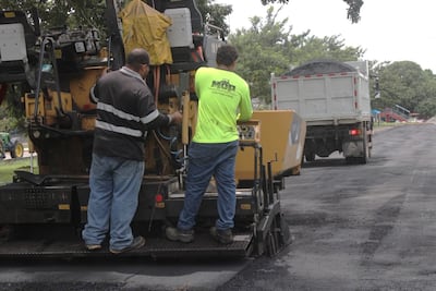 Le meten mano al parque de David: colocan asfalto nuevo para mejorar estacionamientos y entrada