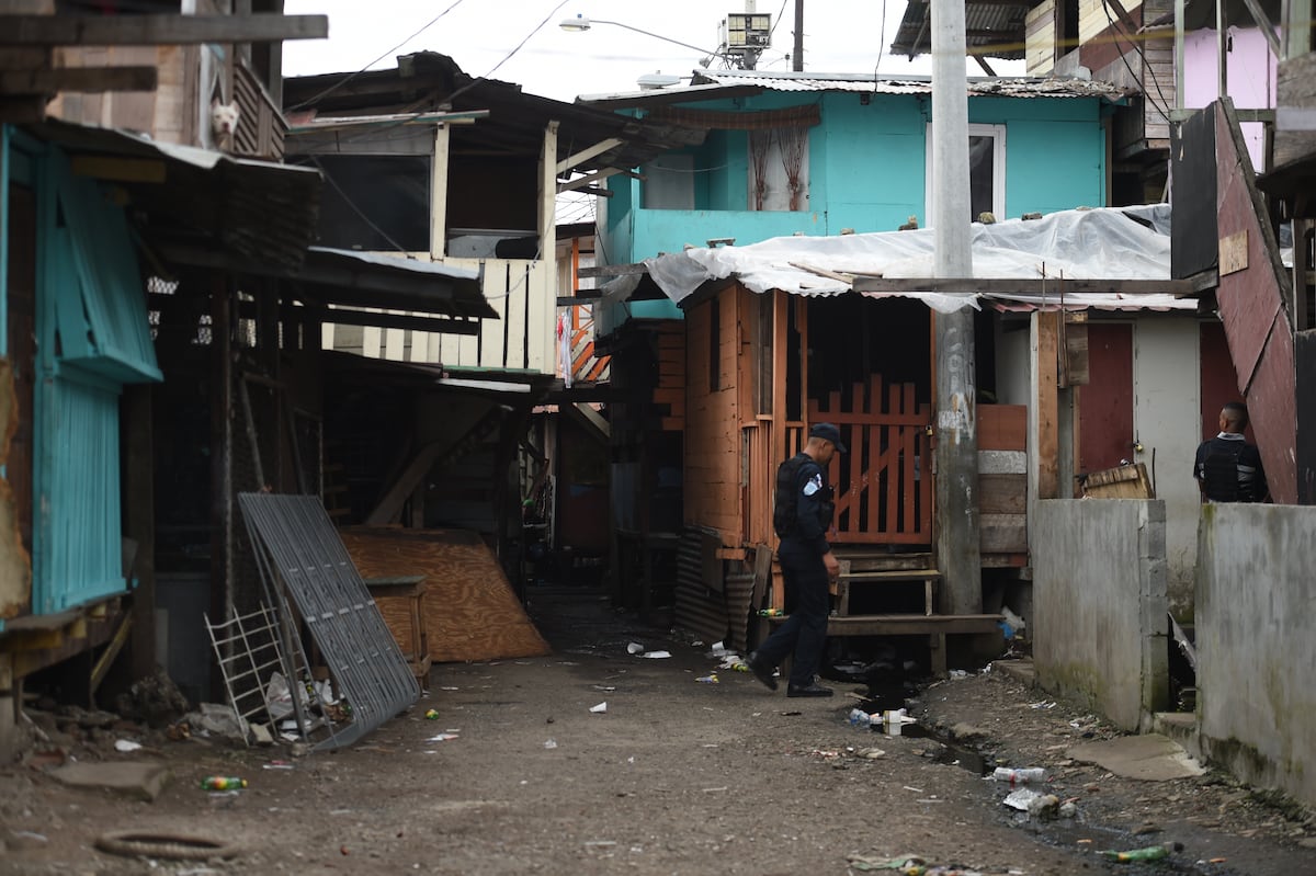 Mantienen detención de una mujer acusada de doble homicidio en Curundú