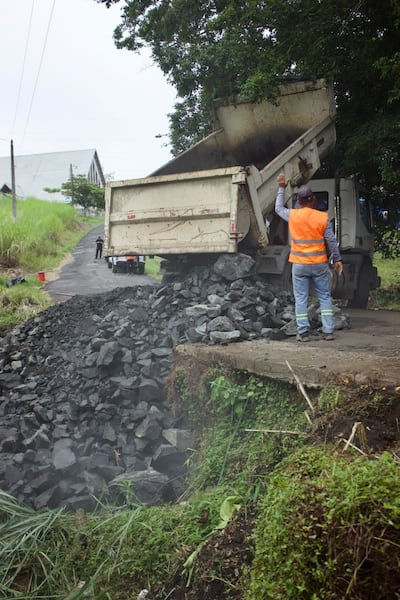 Basura obstruyó drenaje y provocó deslizamiento en una vía de Arraiján