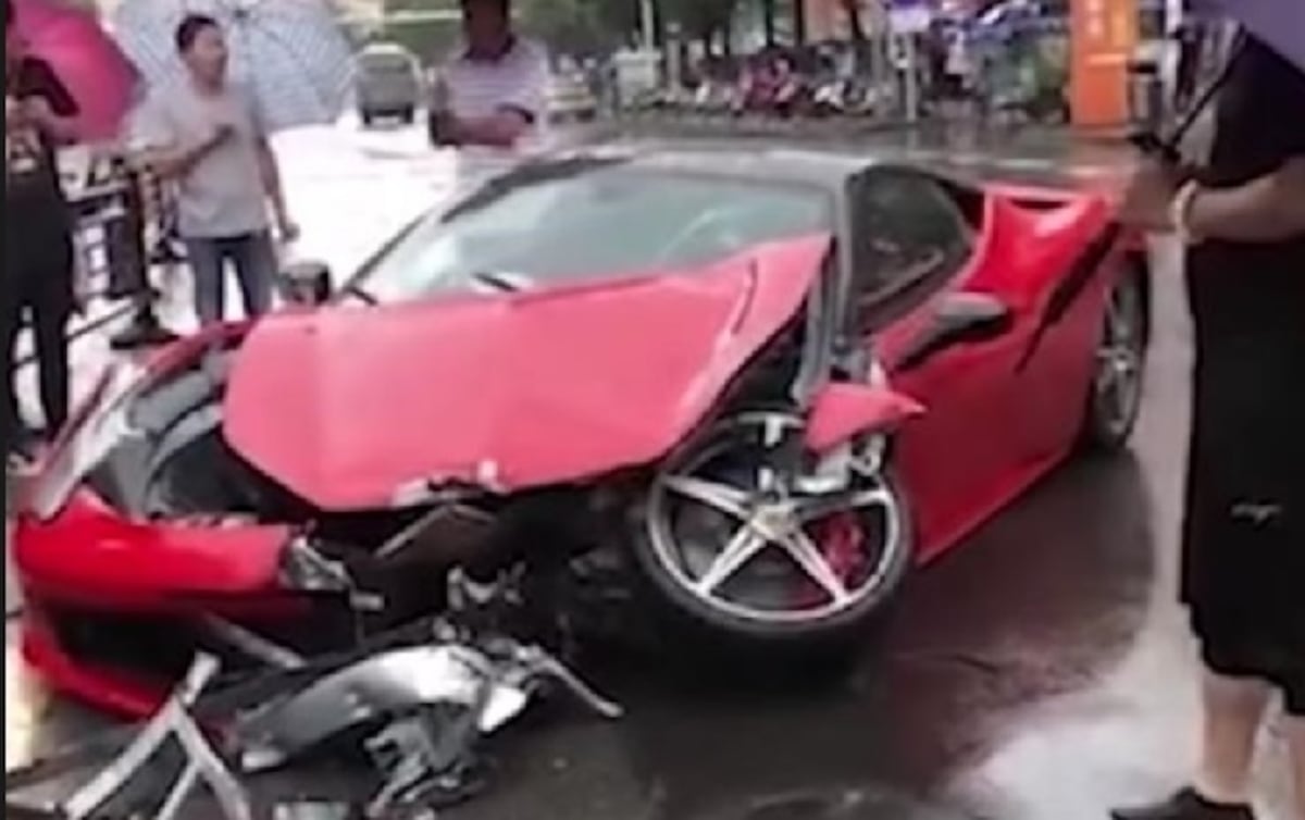 Alquiló un Ferrari y al sacarlo del concesionario lo estrelló