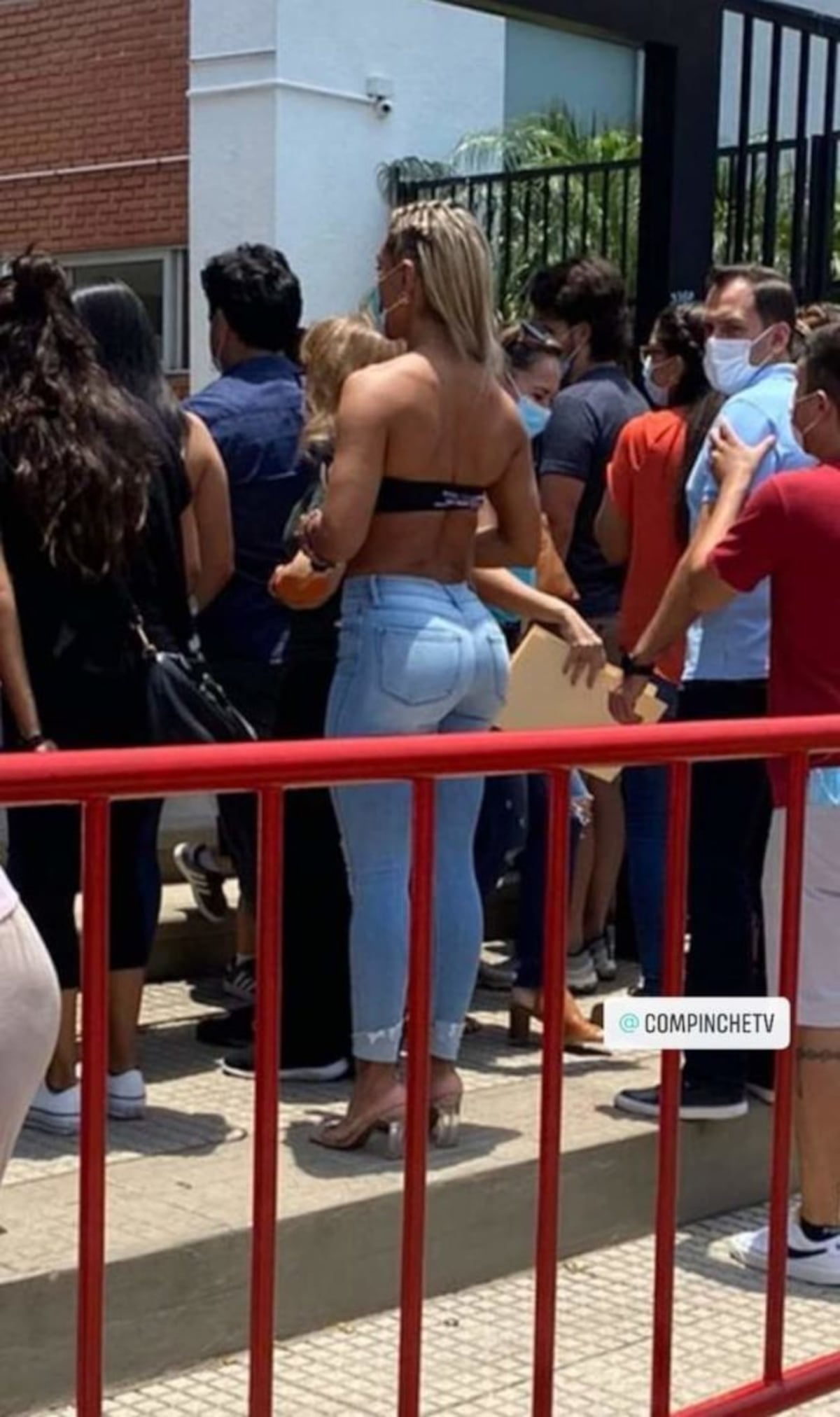 Ella fue a la escuela de su hijo con ropa ajustada y madres de familia se quejan