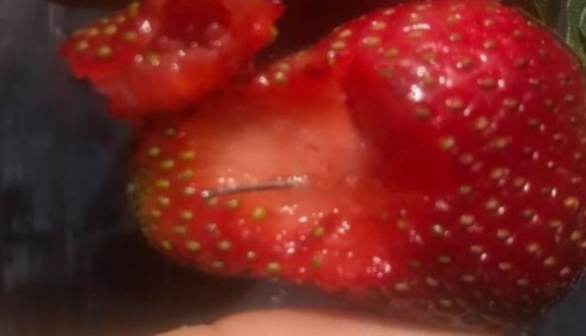 El escándalo por las agujas escondidas en fresas que se extiende por Australia