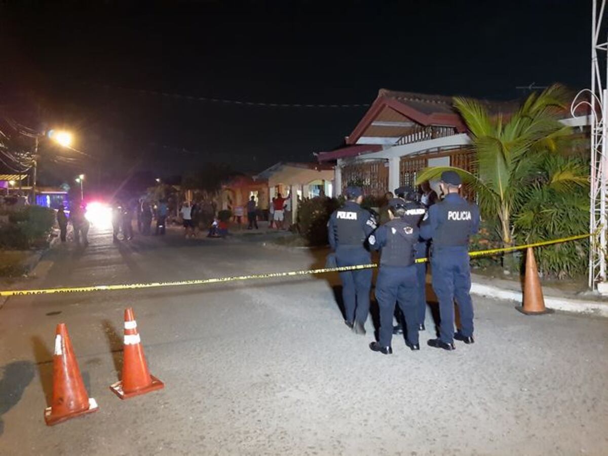 Padre de niña asesinada por su hermano, llora al ver el cuerpo en la morgue 