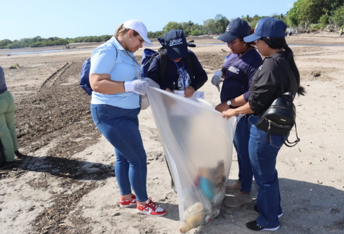 Jornada ambiental en Puerto Caimito retira 360 kilos de basura de costas y manglares