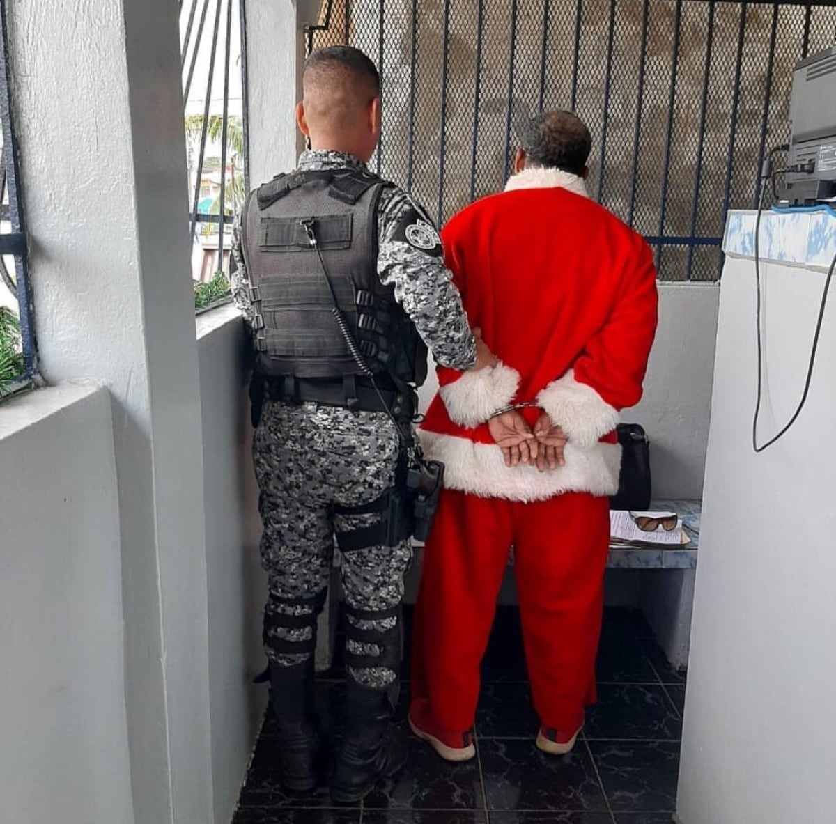 Santa se emberraca. Era un profesor y lo capturan. Exige respeto. Video