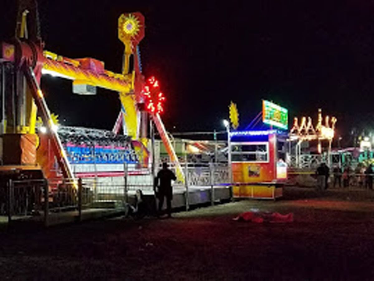 Madre muere al caer de un aparato mecánico y su hija está grave (VIDEO)