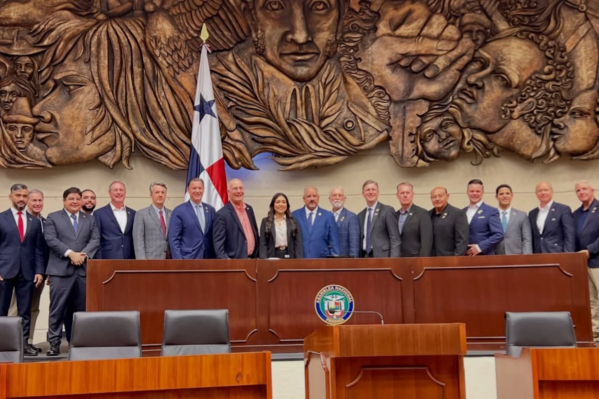 Congresistas de EE. UU. llegan a la Asamblea y abordan ingreso sin visa en reunión a puerta cerrada