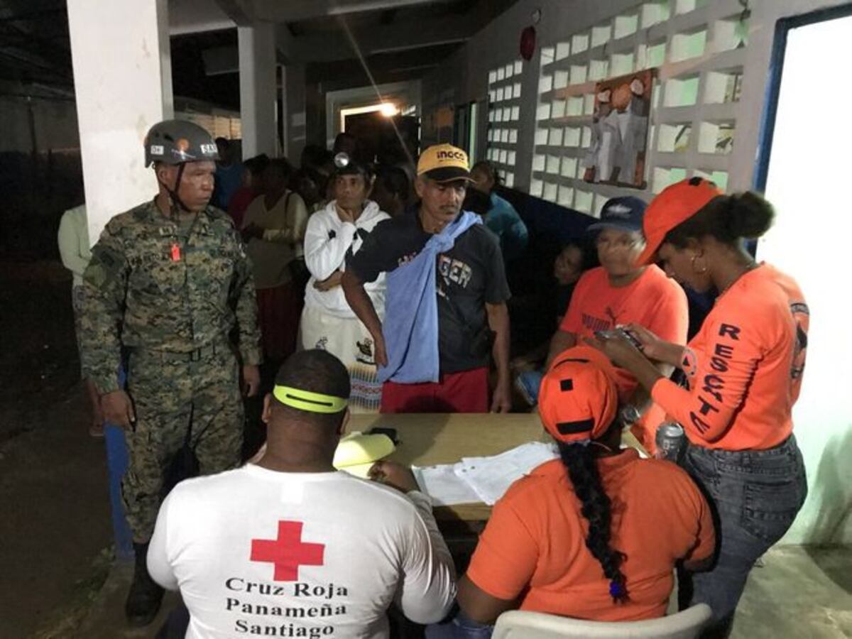 ¡EMERGENCIA! Derrumbes en Colón, personas atrapadas, FTC al rescate|VIDEO