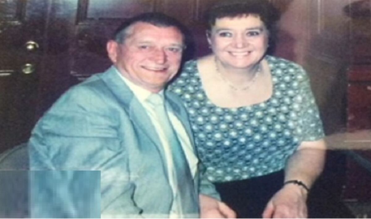 Mujer muere de cáncer por abrazar y lavar la ropa de su esposo por años