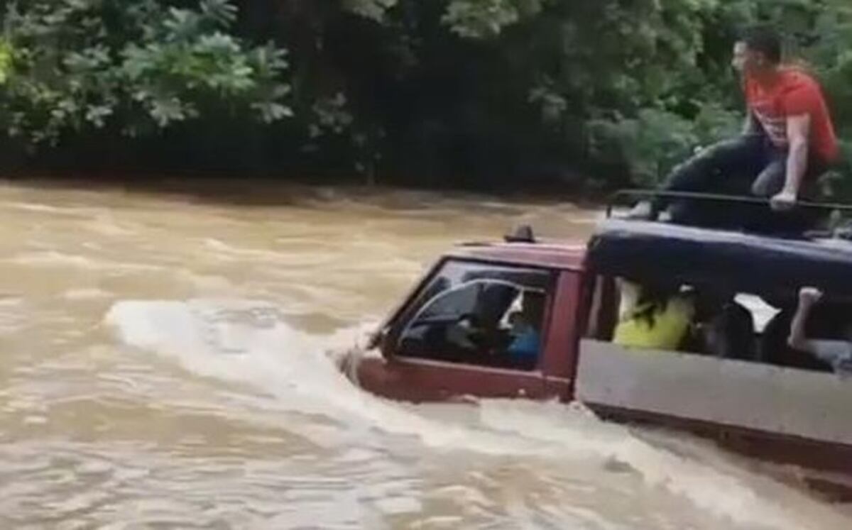 VIDEO| ¡HORROR! Arriesgan sus vidas por atravesar  río crecido