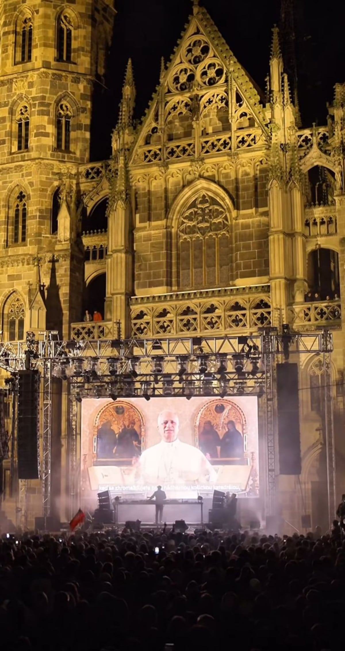 Tremendo party: sacerdote DJ  homenajea al papa Francisco  y viraliza versión católica de Bad Bunny 