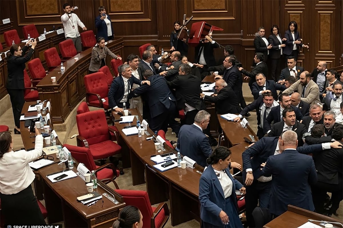 ¡Volaron golpes y hasta una silla! Diputados de Armenia protagonizan tremenda pelea en el Parlamento