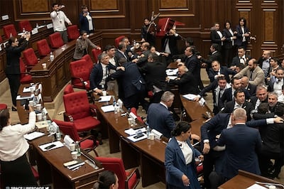 ¡Volaron golpes y hasta una silla! Diputados de Armenia protagonizan tremenda pelea en el Parlamento
