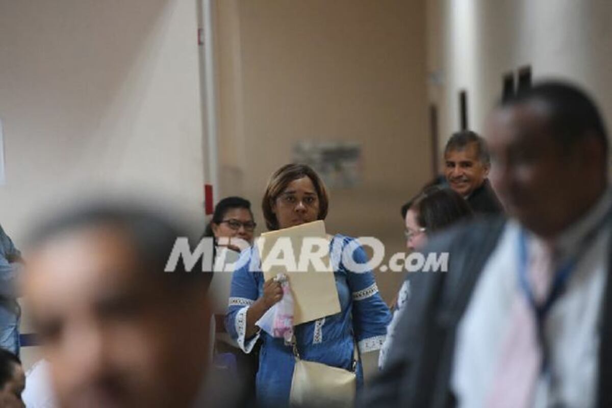 Con sensual tatuaje. Así llega Milagros Lay a notificarse en Plaza Ágora | VIDEO